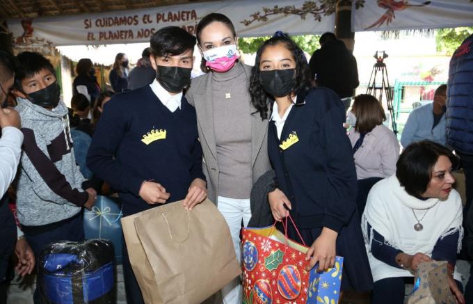 Apadrina el SMDIF a niñas, niños y adolescentes con motivo del Día de Reyes.