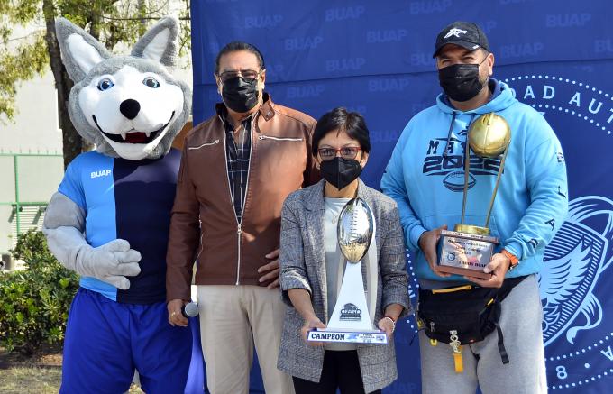 Recibe Rectora Lilia Cedillo placa conmemorativa al noveno lugar logrado por la BUAP en la Universiada Nacional UACJ 2022