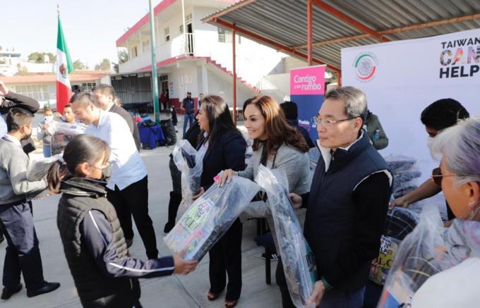 El SMDIF dona mochilas y útiles escolares en Santa Cruz Xonacatepec
