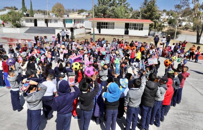 Entregan juguetes a niñas y niños de la inspectoría La Paz Tlaxcolpan, el SMDIF PUEBLA y Bachoco.