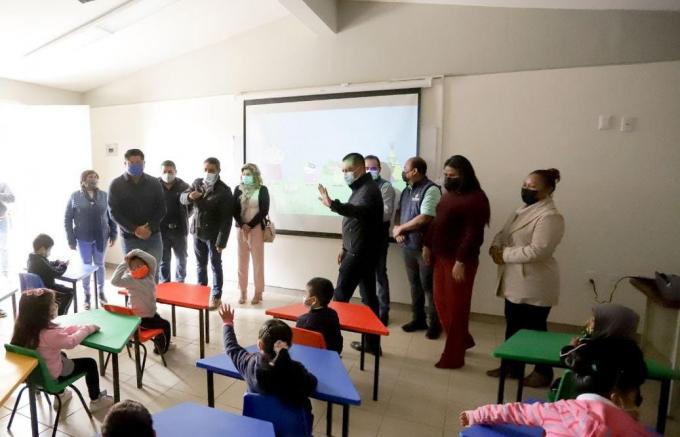 Entrega Edmundo Tlatehui dos aulas didácticas en el preescolar Alfredo Noble