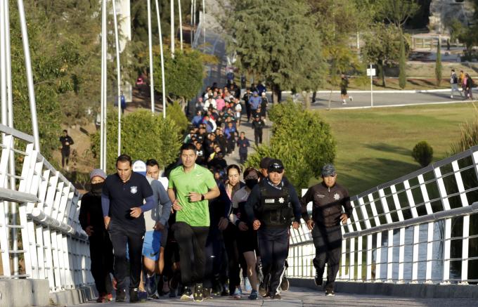 Encabeza Eduardo Rivera carrera con cadetes de la Academia de Policía