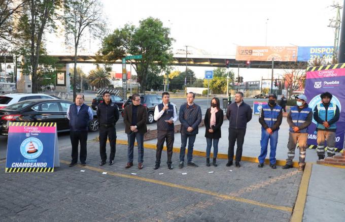 Continúa el Ayuntamiento de Puebla con la semaforización y balizamiento en el bulevar 5 de Mayo