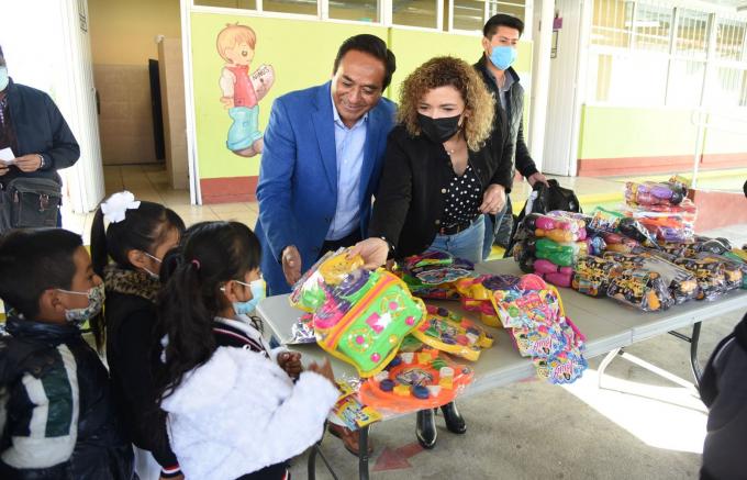 Entrega Jorge Corichi juguetes a niñas y niños de jardín de niños en Atlahapa.