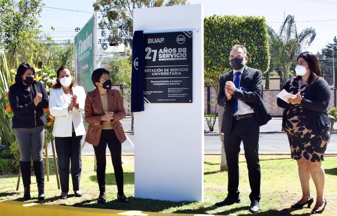 Develan placa conmemorativa por 27 años de servicio de la Estación de Servicio Universitaria
