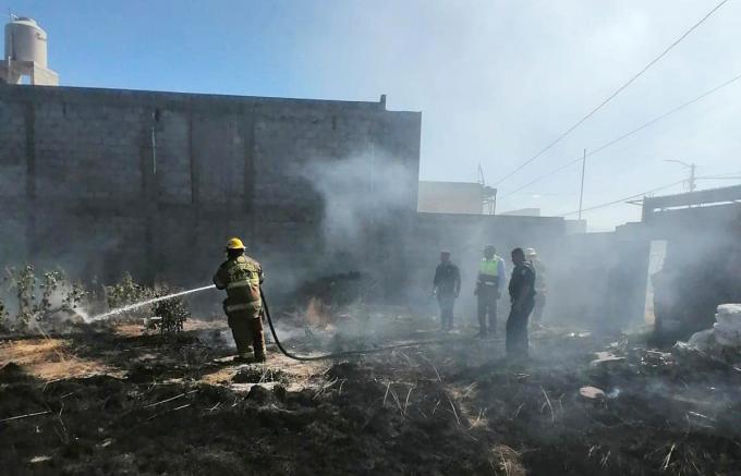 Bomberos de Tlaxcala sofocan incendio en terreno baldío