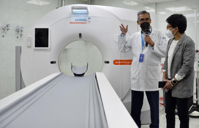Entrega Rectora Lilia Cedillo nuevo equipo de tomografía al HUP