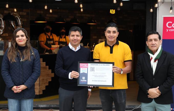 Eduardo Rivera entrega el crédito 500 del programa Crédito a la Palabra