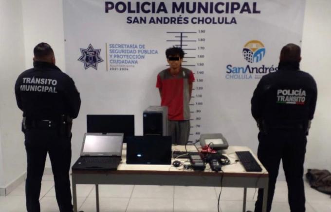 Detienen a presunto responsable de robo y daños a propiedad ajena, policías viales de San Andrés Cholula.