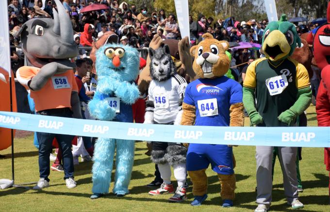 Con carrera de botargas y otras actividades la BUAP celebra el Día del Amor y la Amistad