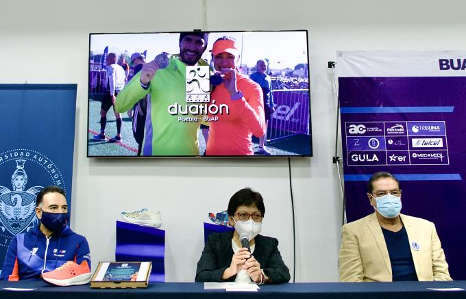 Presentan playera y medalla conmemorativa del Duatlón BUAP Mistertennis Puebla 2023