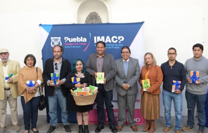 Ayuntamiento de Puebla presentó la primera colección de canasta de escritores y escritoras poblanas