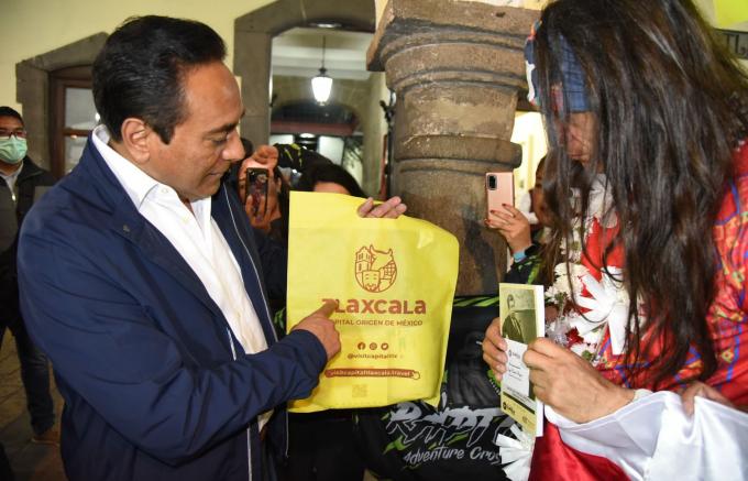 Sostiene encuentro ultramaratonista rarámuri con Jorge Corichi en Tlaxcala Capital