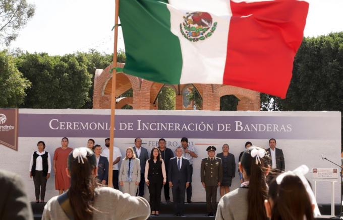 Mundo Tlatehui encabeza ceremonia de incineración de banderas