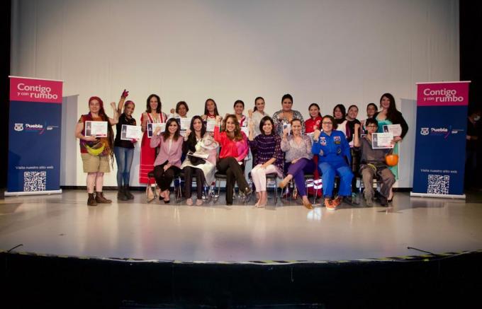 SMDIF Puebla reconoce a mujeres destacadas que rompieron estereotipos