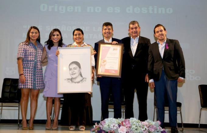 Eufrosina Cruz presenta 'Los Sueños de la Niña de la Montaña' en el Ayuntamiento de Puebla