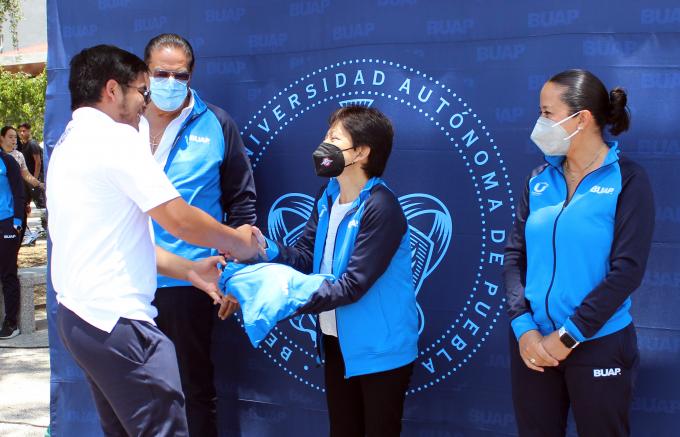 La rectora de la BUAP entrega uniformes a los deportistas que participarán en la Universiada