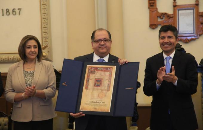 Recibió Luis Felipe López Calva la Cédula Real del Ayuntamiento de Puebla