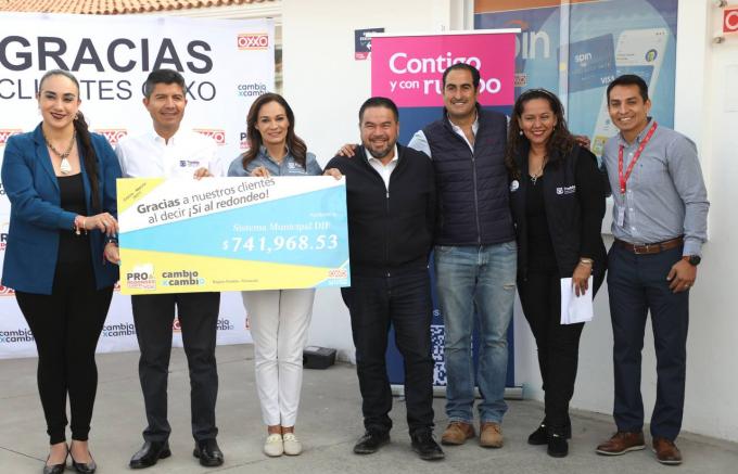 Ayuntamiento de Puebla recibe donativo del programa Pro Redondeo Oxxo 2023