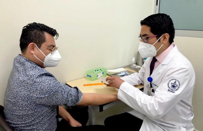 Estudios sobre sensibilidad de vacunas contra SARS-CoV-2 en pacientes con alergia