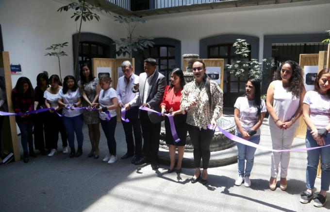 Inaugura Ayuntamiento de Puebla la exposición "Voces de la Violencia Vicaria"