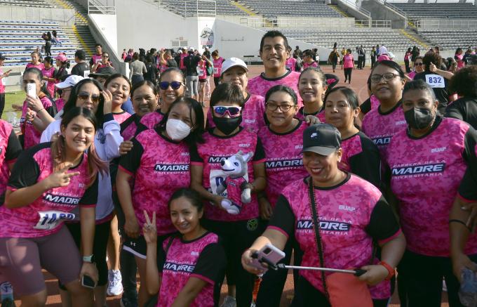 Cientos de universitarias participaron en la Carrera de la Madre Universitaria 