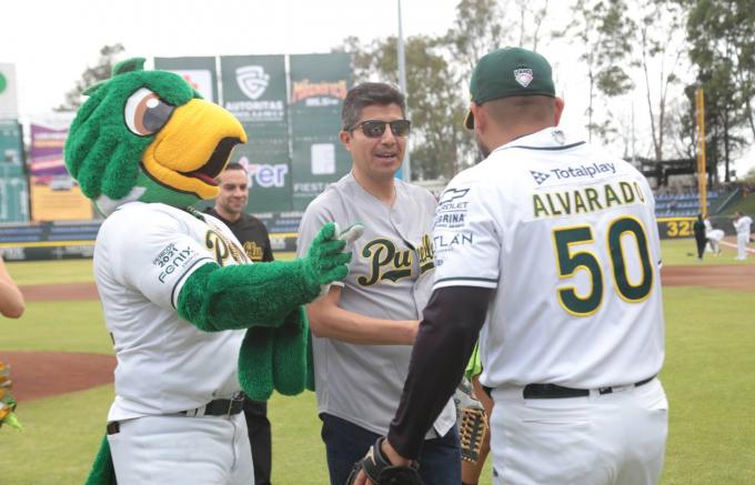 El alcalde de Puebla lanza primera bola el segundo encuentro de la serie Pericos contra Diablos Rojos