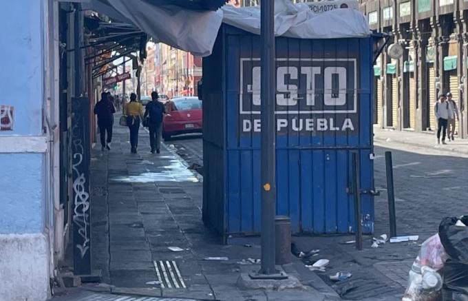 Ayuntamiento de Puebla retira diez casetas en calles donde se realiza obra pública