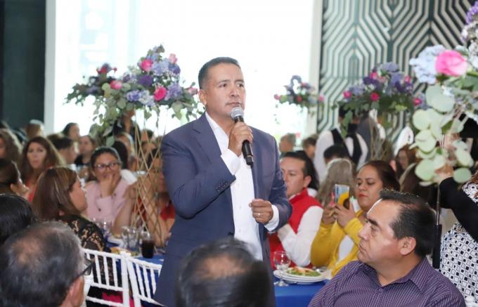 Festeja Edmundo Tlatehui a 200 maestras y maestros de San Andrés Cholula.