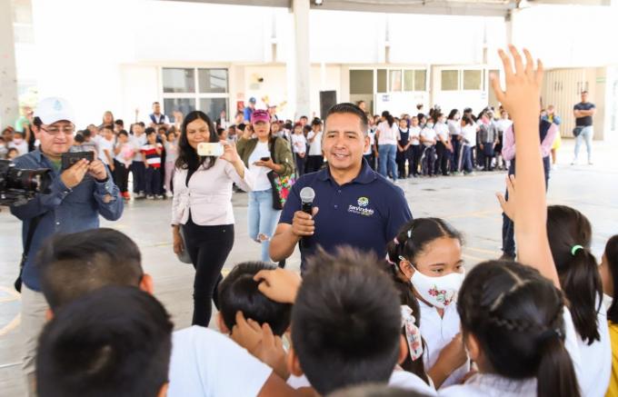 Implementa Edmundo Tlatehui mecanismo de captación de agua pluvial en primaria Blandina Torres de Marín