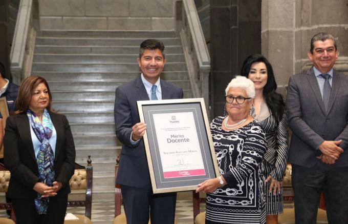 Entrega Ayuntamiento de Puebla distinciones al Mérito Docente