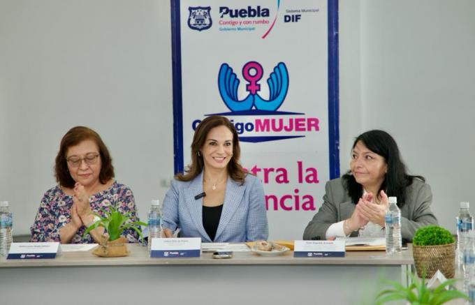 SMDIF Puebla atiende violencia contra las mujeres con mesa interinstitucional