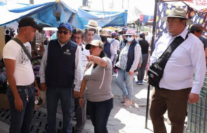 Realizan inspecciones autoridades de San Andrés Cholula y San Pedro Cholula en tianguis de la colonia Lázaro Cárdenas.