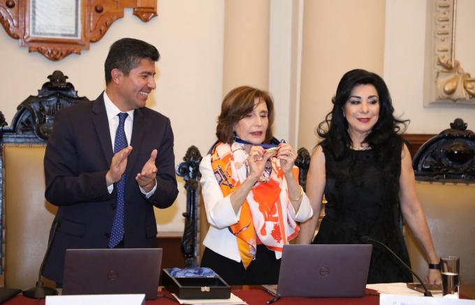 Ángeles Mastretta es condecorada con la presea Puebla de Zaragoza