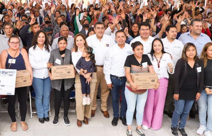 Entregan apoyos a mujeres de San Andrés Cholula.