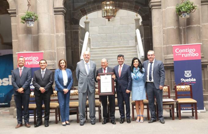 Ayuntamiento de Puebla entrega reconocimientos