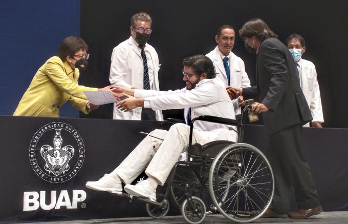 Preside rectora Lilia Cedillo graduación de Licenciatura en Medicina