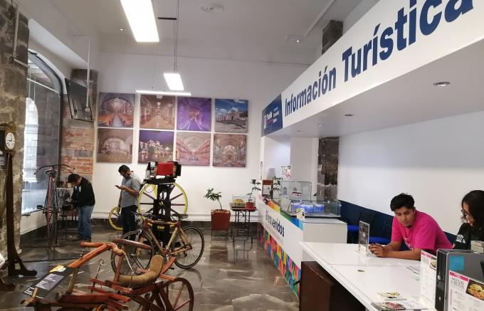 Módulo de Turismo Municipal recibe exhibición de bicicletas antiguas