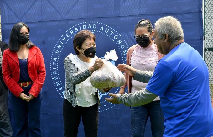 La Rectora Lilia Cedillo entrega de manera simbólica lo recaudado en el Croquetón 2023
