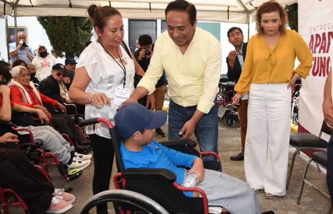 Entrega el alcalde de Tlaxcala Jorge Corichi aparatos a personas con discapacidad.