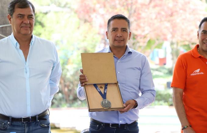 Presenta Edmundo Tlatehui playera y medalla oficial del Medio Maratón del Día del Papá 2023