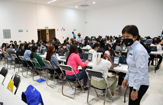 Rectora María Lilia Cedillo Ramírez supervisa aplicación del Examen General de Admisión a la BUAP