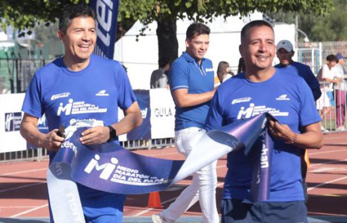 El alcalde de Puebla Eduardo Rivera participa en el Medio Maratón del Día del Padre 2023