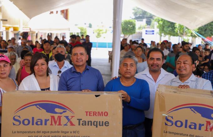 Beneficia Edmundo Tlatehui a 150 familias sanandreseñas con la entrega de calentadores solares