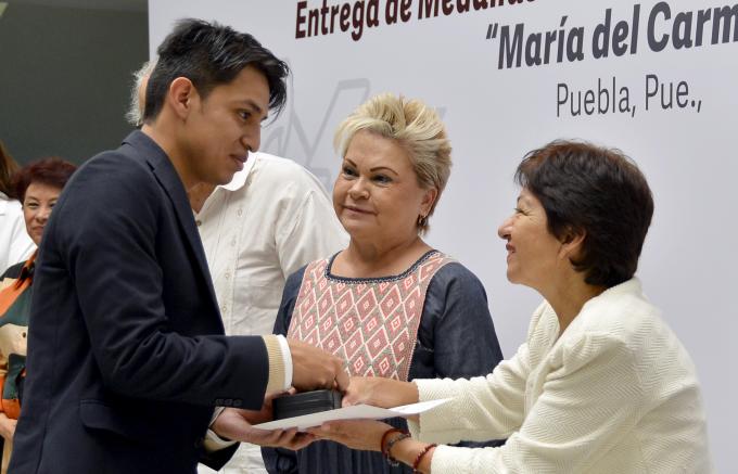 Reconoce SEP con Medalla “María del Carmen Millán” a docente y estudiante BUAP