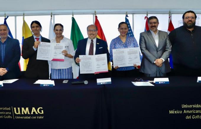 SMDIF y UMAG firman convenio en favor de la salud mental de las familias poblanas