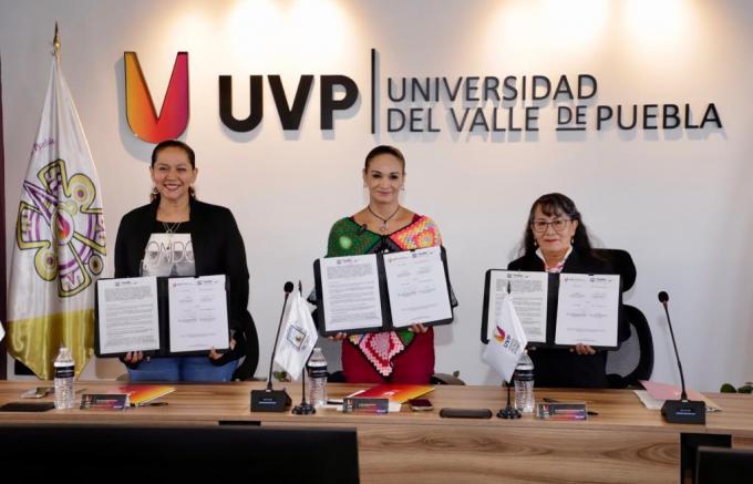 SMDIF Puebla firma convenio con UVP