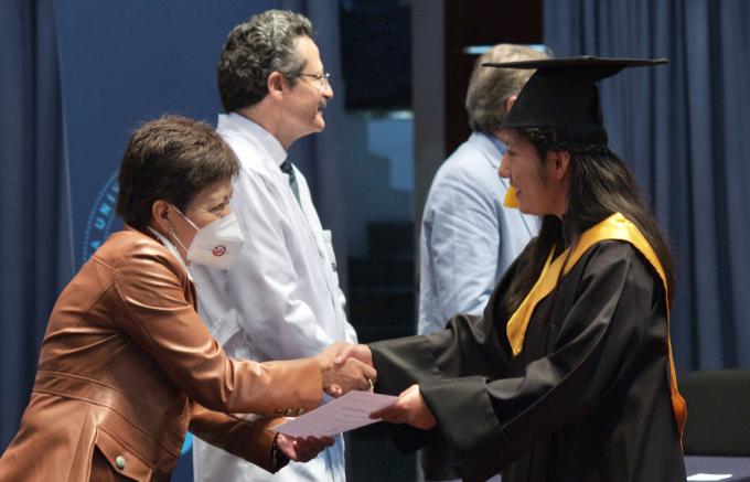 Preside la rectora Lilia Cedillo la ceremonia de graduación de 87 alumnos de la Licenciatura en Fisioterapia