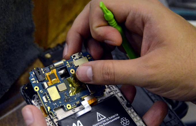 Reciclando un celular para construir un microscopio escolar”, un programa con compromiso social y ambiental