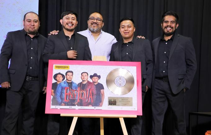 El Grupo Pura Envidia recibe Disco de Oro por su participación en el álbum con causa “Sumando Voces para Ayudar”.
